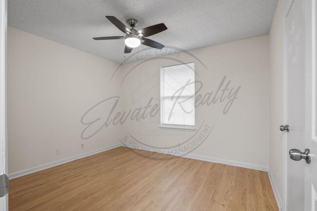 Building Photo - Beautifully updated 2-bedroom, 1-bath first-floor duplex in the heart of Hermitage!