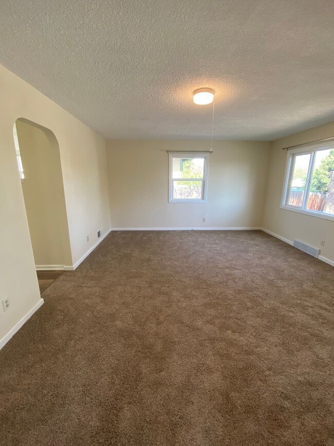 Building Photo - Charming 2 Bedroom 1 bath House! Large Bac...