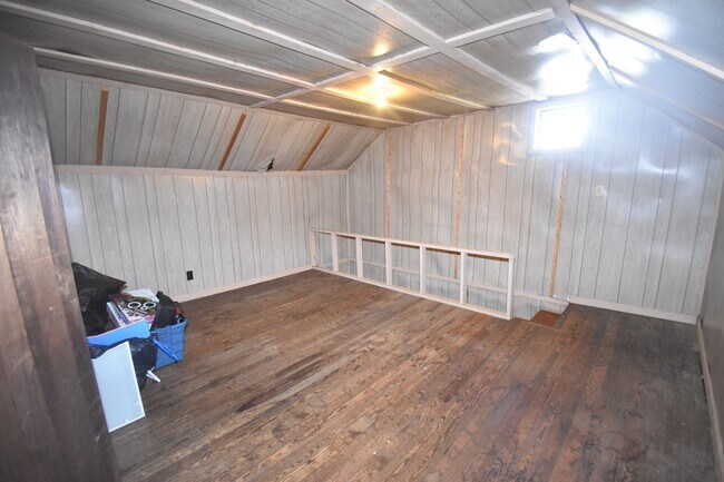 Building Photo - 2 Bedroom Home For Rent in The County!