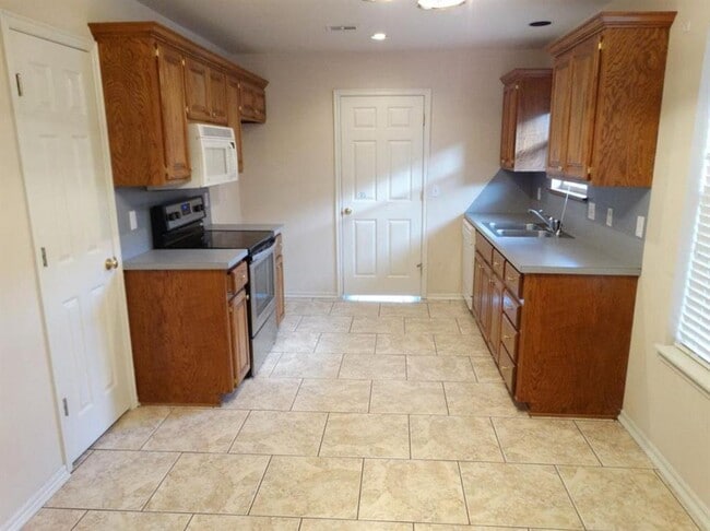 Building Photo - 3813 Southwind Ave