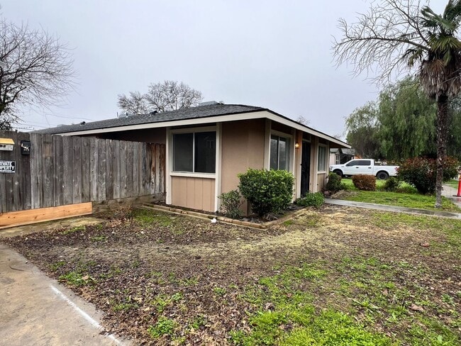 Building Photo - Riverside