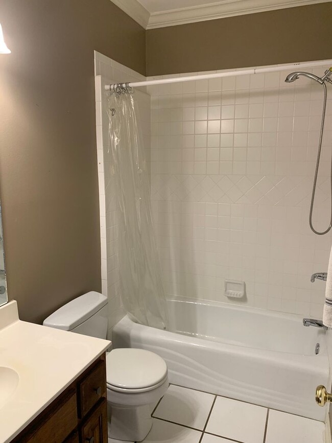 Building Photo - Spacious Townhome close to downtown Auburn...