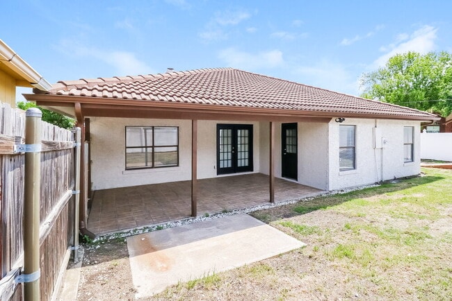 Building Photo - 401 Cross Cut Dr