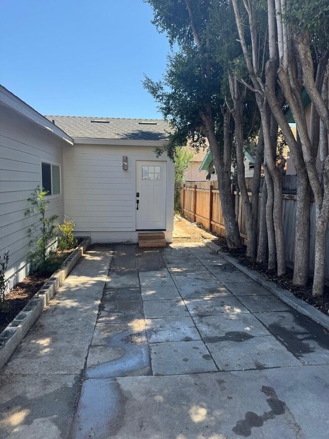 Building Photo - 2 bedroom 1 bath for rent in the College Area.