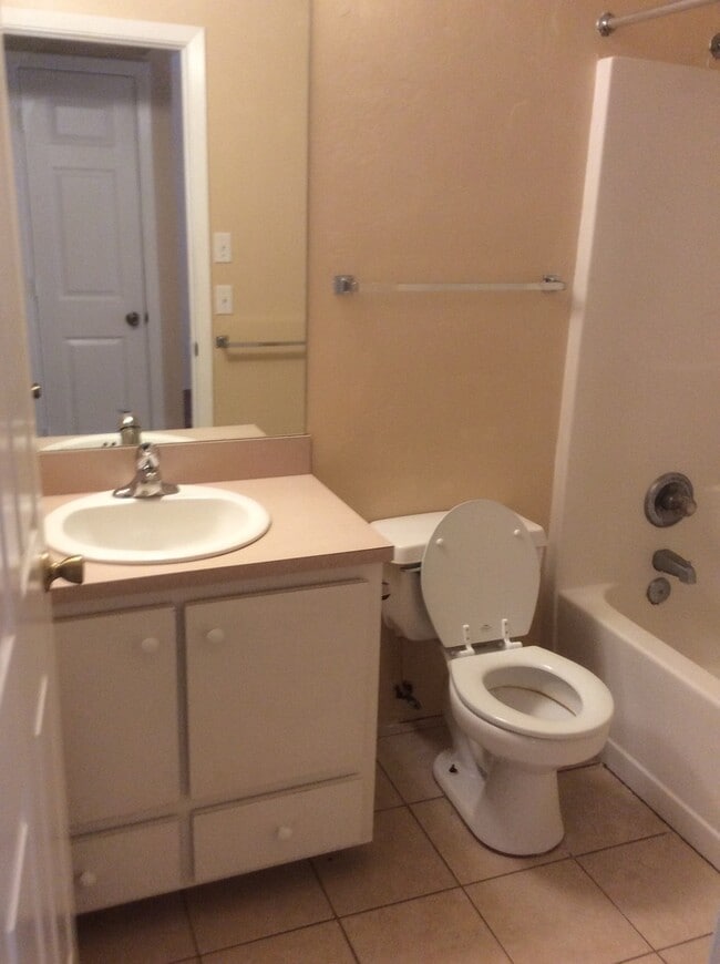 Building Photo - 2 Bedroom House in Wakulla Gardens