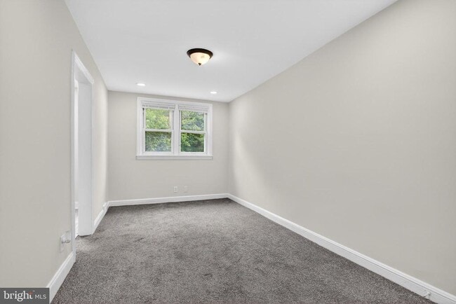 Building Photo - 125 W 21st St