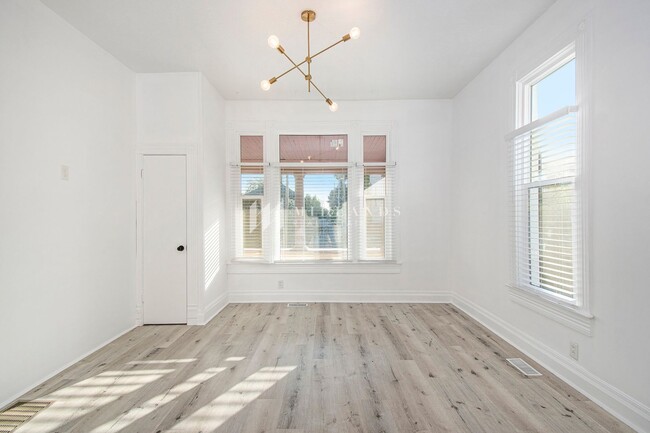 Building Photo - Beautifully Updated Duplex!