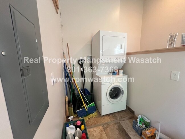 Building Photo - Look at This Beautiful 2 Bedroom 1 Bathroom Split Single Family home is Sugarhouse!!