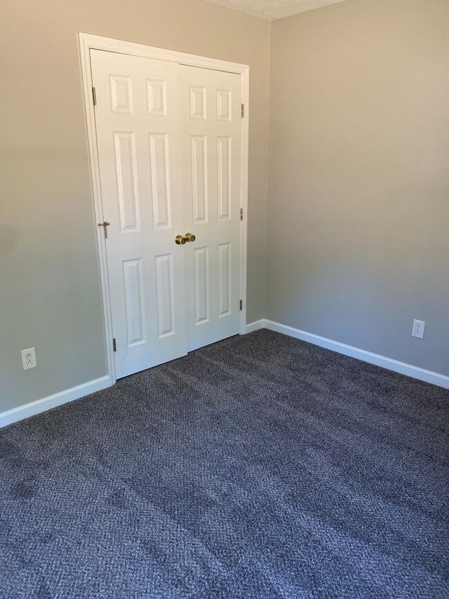 Building Photo - Carolina Lakes!!