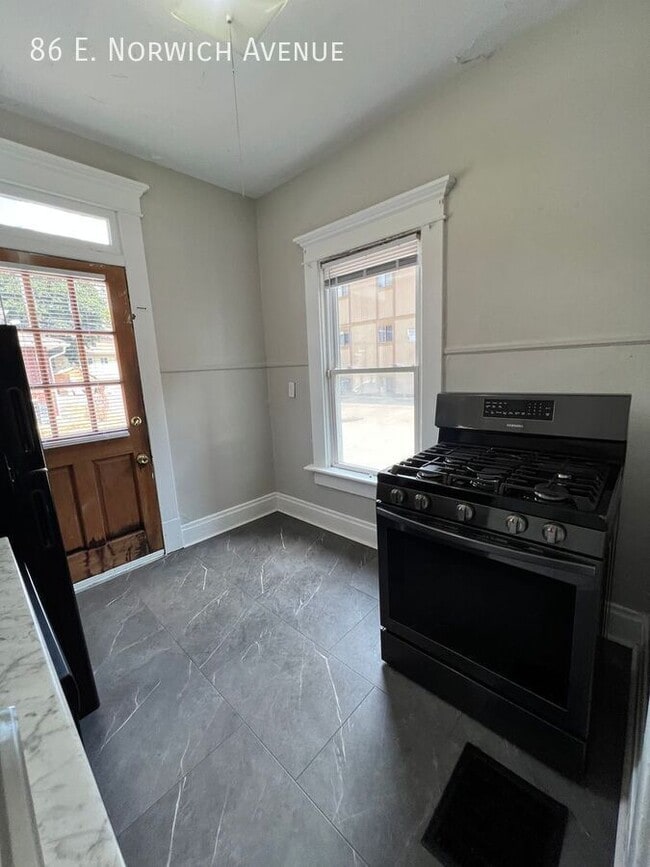 Building Photo - 86 E Norwich Ave