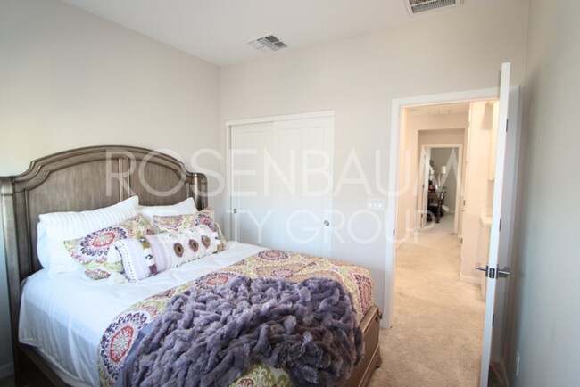Building Photo - Stunning 3-beds, 2.5-baths townhome in the...