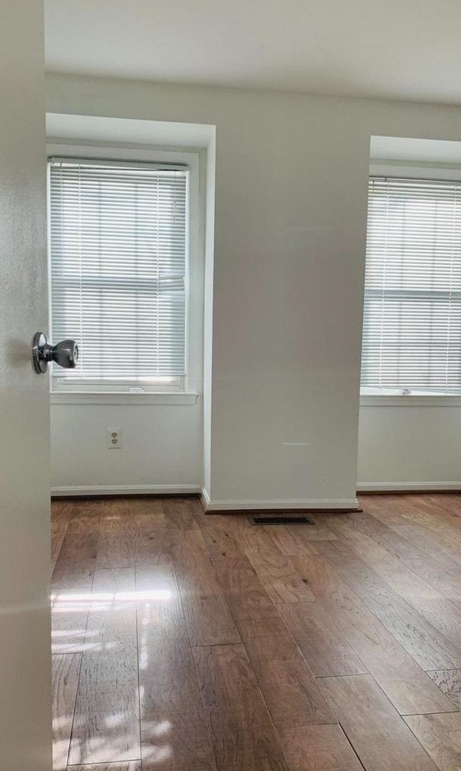 Building Photo - Gorgeous 2BR 2BA 3 level town home fully updated and located in Essex Place