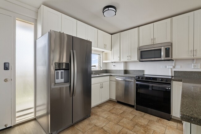 Building Photo - High floor, corner unit at Makiki Towers. Partially furnished, renovated 2-bedroom, 1.5 bathroom ...