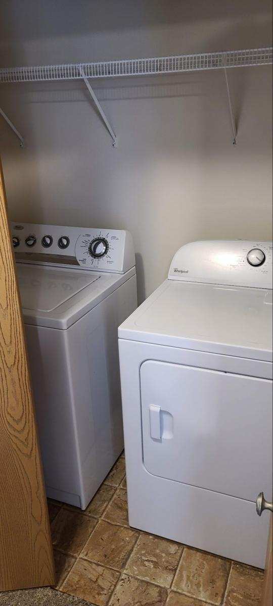 Building Photo - 4262 Estate Dr S