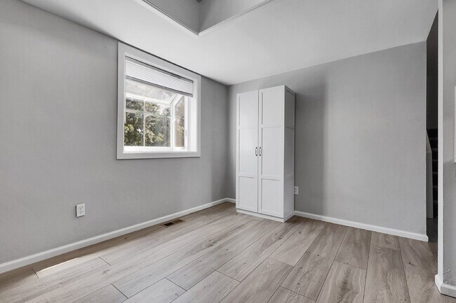 Building Photo - $2,400 - 3 Bed, 2.5 Bath Townhome with Fin...