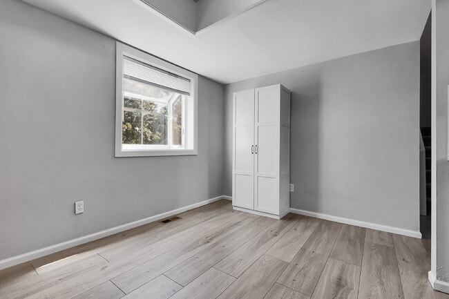 Building Photo - $3,000 - 3 Bed, 2.5 Bath Townhome with Fin...