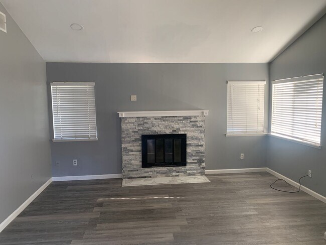 Building Photo - Clean 3 Bedroom / 2 Bathroom House in Sout...