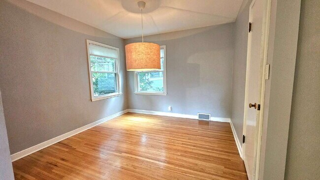 Building Photo - "Charming 3-Bed Home in Saint Paul - Cozy 1,385 Sq. Ft. Retreat!"