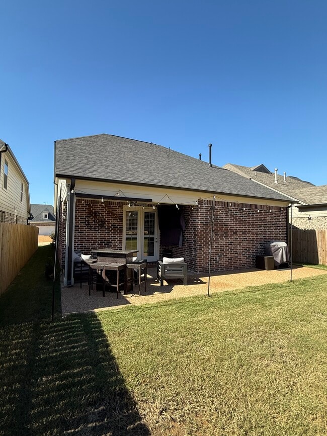 Building Photo - 430 Maple St