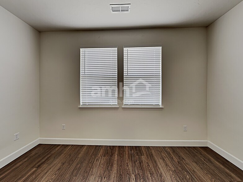 Building Photo - 280 E Sicily Dr