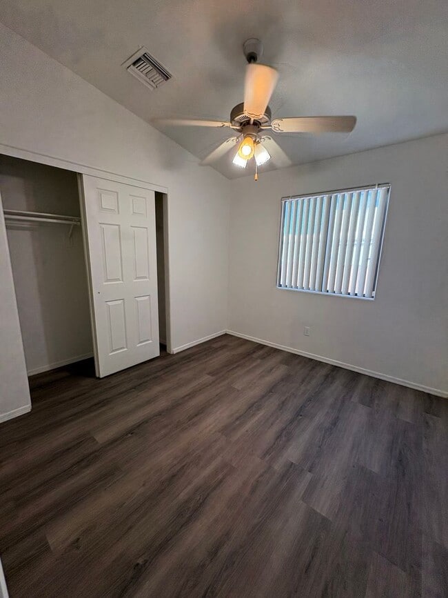 Building Photo - 2109 E Pinal Vista