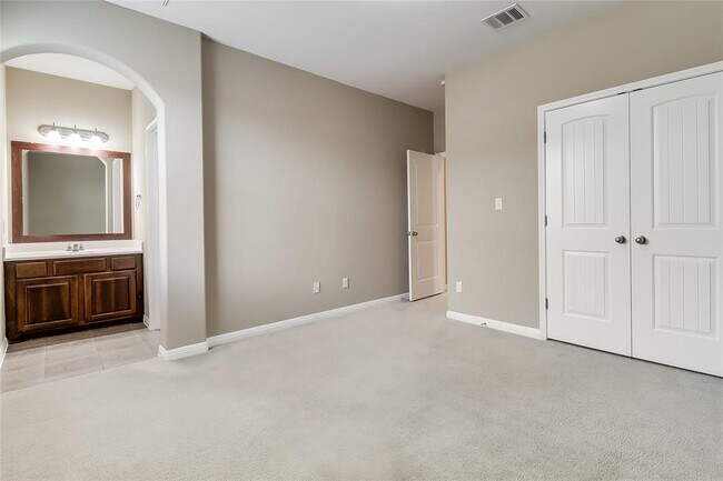 Building Photo - 401 Silver Trail