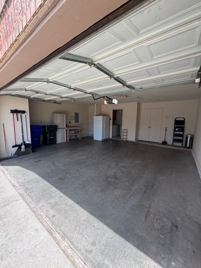 Building Photo - Fully Furnished, STR - (3) Bed/(2) Bath + Office! Pool Access!