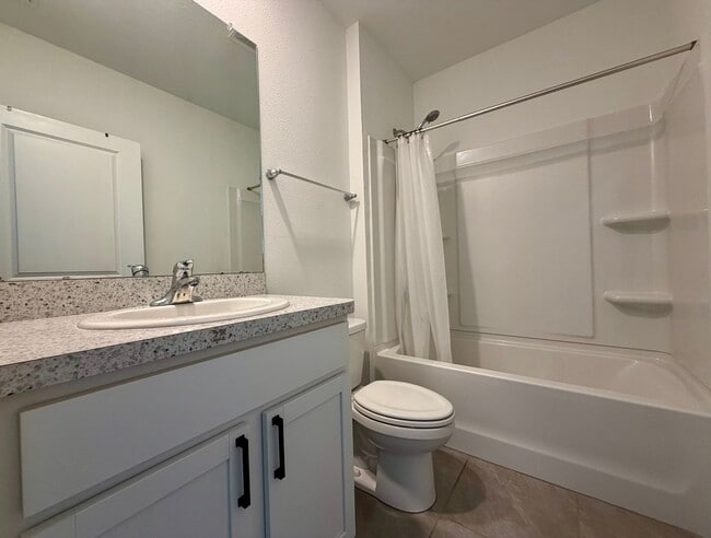 Building Photo - Beautiful 4 bed/3 bath 2 story!