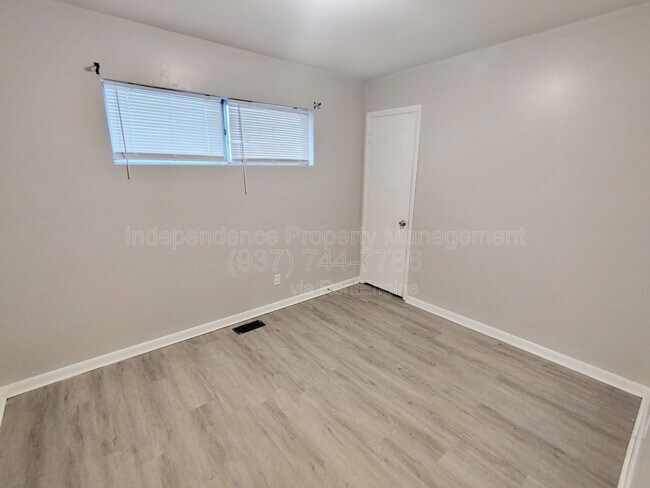 Building Photo - 2210 Woodlawn Ave