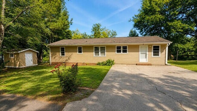 Building Photo - 3005 Pine Dr NE