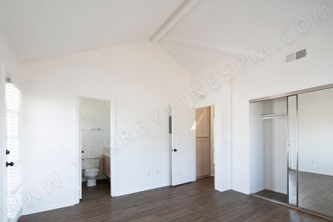 Building Photo - *OPEN HOUSE: 11/22 1:30-2:30pm* 3BR Townhouse in Pacific Beach + W/D