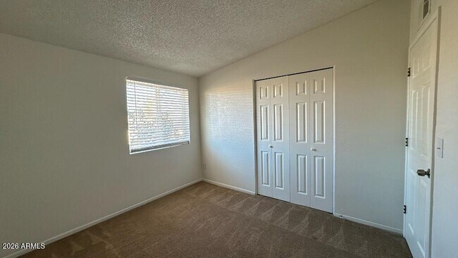 Building Photo - 3850 Blackbird Dr