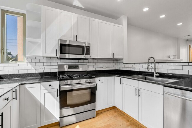 Building Photo - 3262 W Armitage Ave