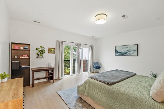 Building Photo - Bi-Level Shaw Condo