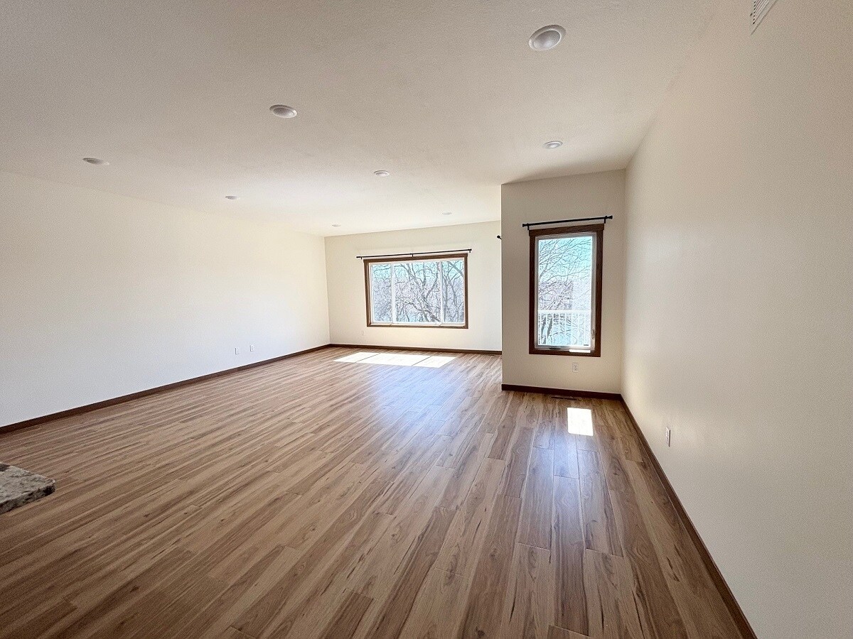 Building Photo - 575 Main St W