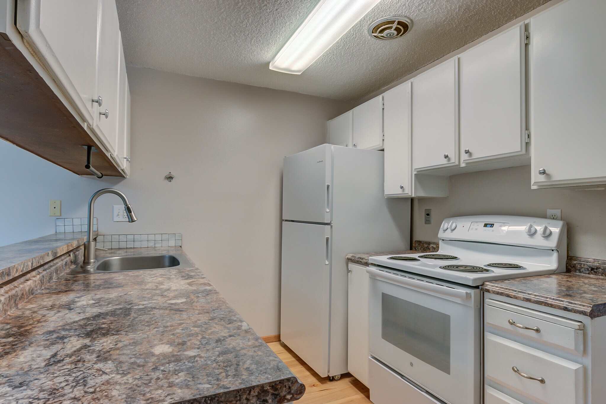 Building Photo - 4050 W Lake Sammamish Pky NE