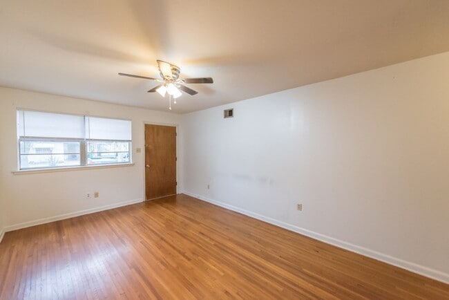 Building Photo - 2 Bedroom 1 Bathroom Home With Carport.