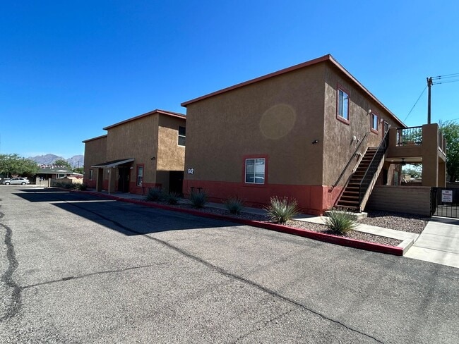 Building Photo - 638-642 E. Lester St. ( 638-1, 638-2, 640-1, 640-2, 642-1, 642-2 )