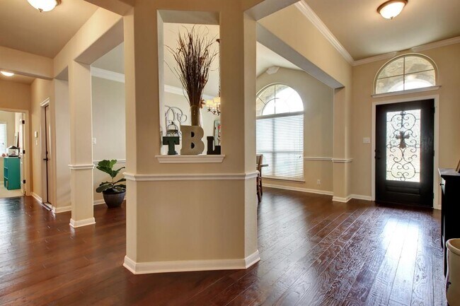 Building Photo - 323 Chisholm Trail
