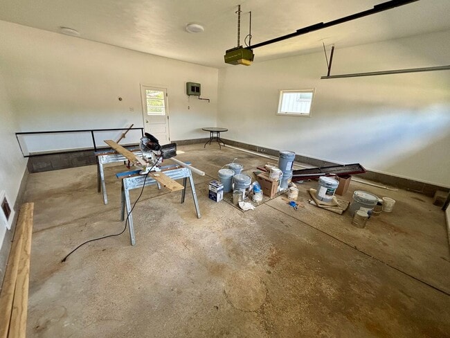 Building Photo - Three Bedroom / Two Bathroom House AVAILAB...