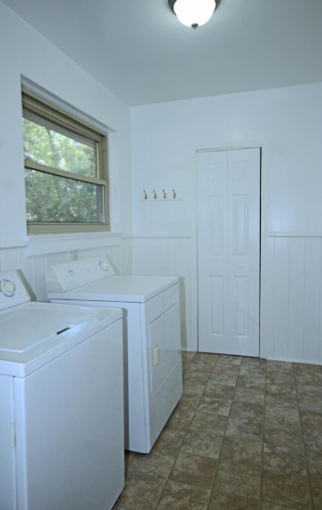 Building Photo - 205 Lakewood Dr