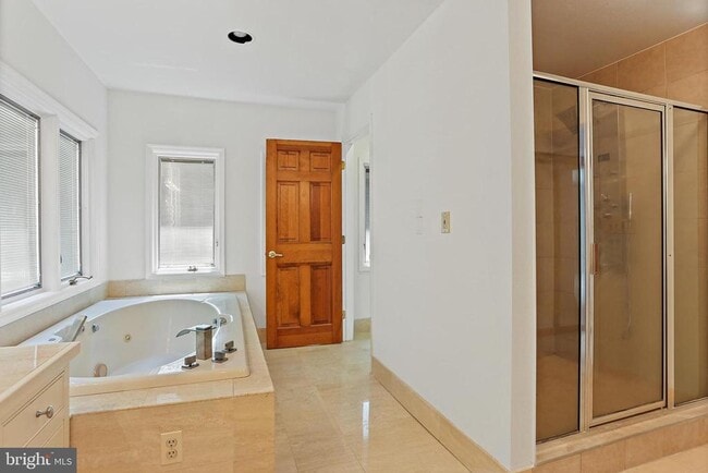 Building Photo - 12624 Golden Oak Dr