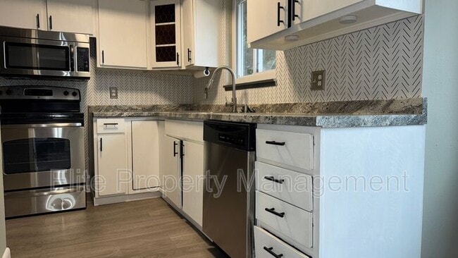 Building Photo - 4030 Ridge Dr