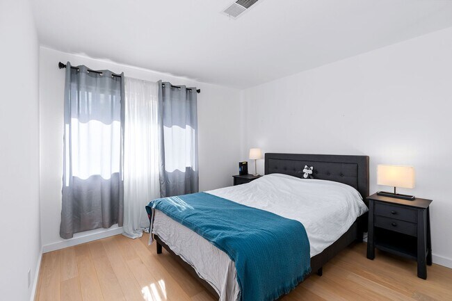 Building Photo - Spacious 2 Bed, 2 Bath Condo Near Downtown...