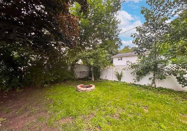 Building Photo - 911 Hollycrest Dr