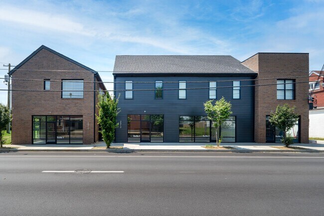 Building Photo - Portland Neighborhood - 2 Bed 1 Bath with Balcony and In-Unit Laundry
