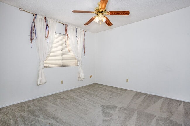 Building Photo - 5168 W Pinehurst Dr