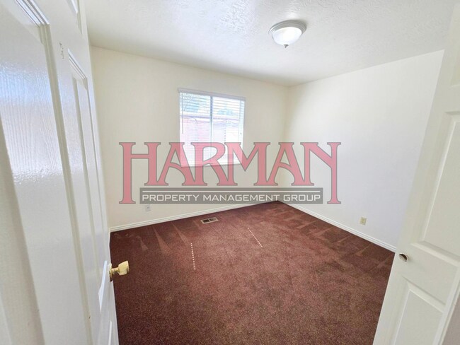 Building Photo - 699 600 W