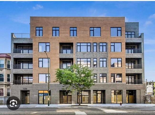 Building Photo - 1335 N Western Ave