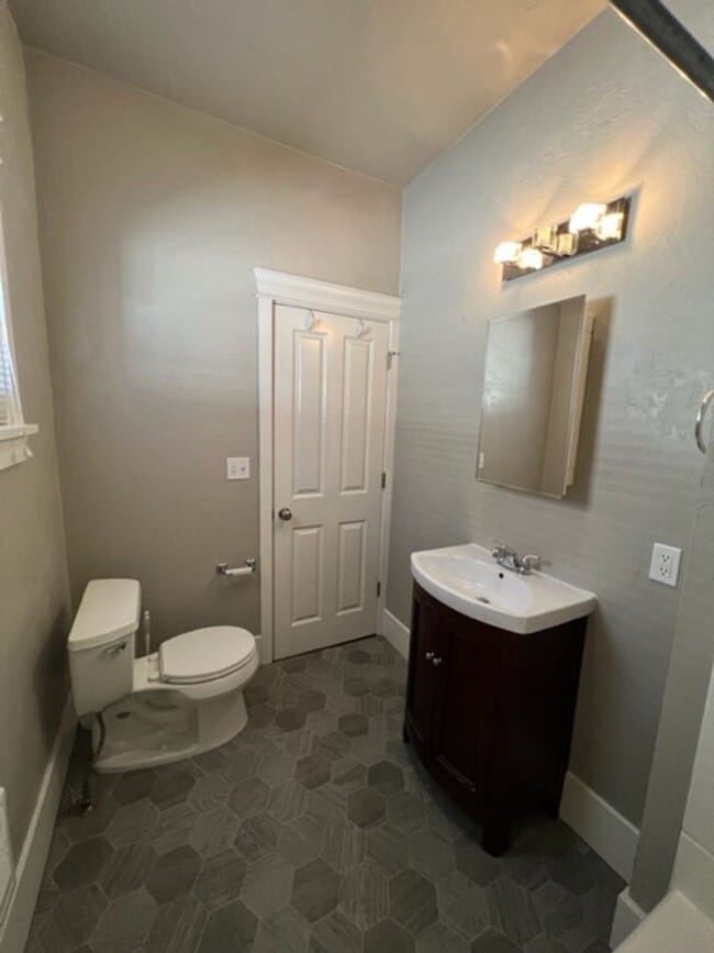 Building Photo - 3 Bedroom House on Jefferson St Near Downtown, Campus, and More!